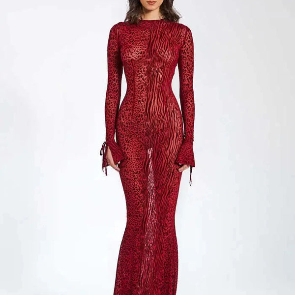 Robe rouge transparente