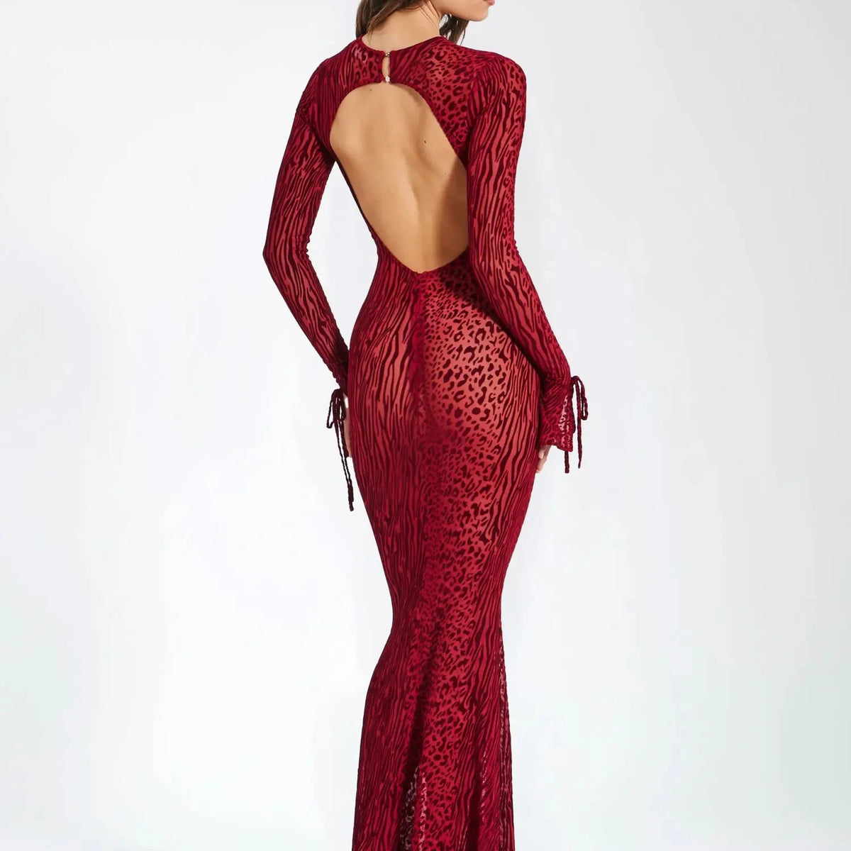 Robe rouge transparente dos